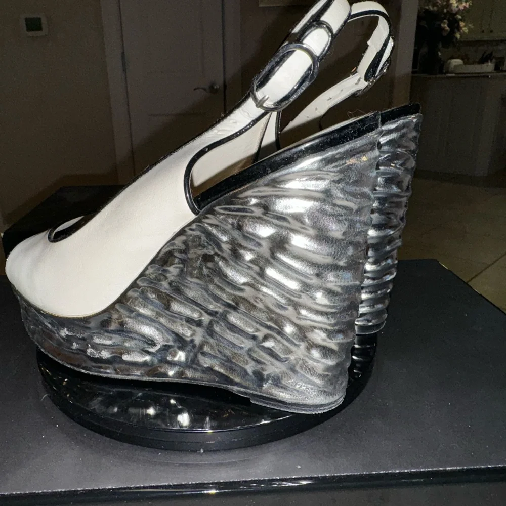 Stylish Black and White Wedge Heels - Picture 4 of 7